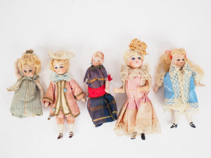 Lot de cinq mignonettes en porcelaine, état d’usage, accidents et manq