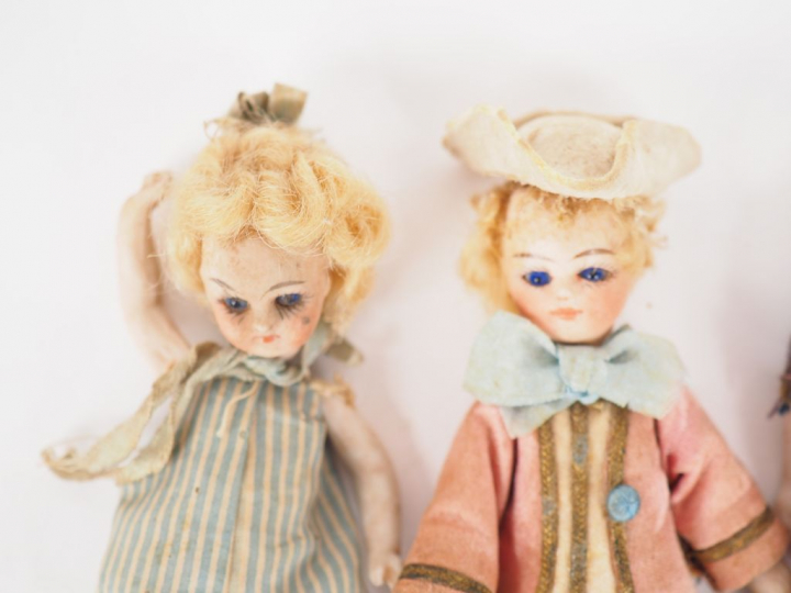 Lot de cinq mignonettes en porcelaine, état d’usage, accidents et manq