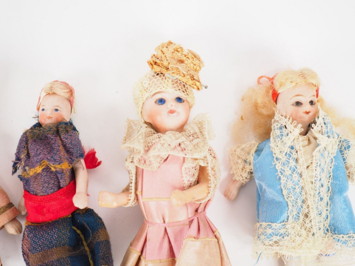 Lot de cinq mignonettes en porcelaine, état d’usage, accidents et manq