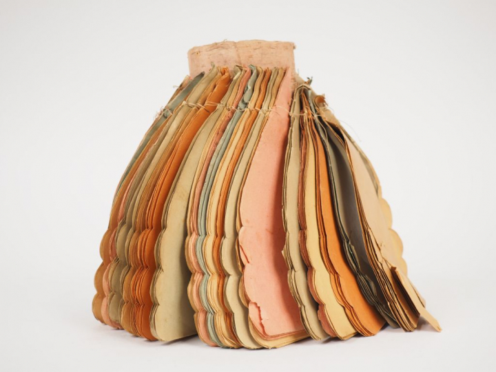 Jupe de diseuse bonne aventure en papier avec feuillets divinatoires, 