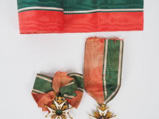 Vente aux enchères Croix de St Louis époque Restauration, taille 30mm x 30mm en or et éma