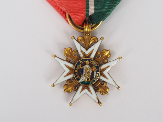 Vente aux enchères Croix de St Louis époque Restauration, taille 30mm x 30mm en or et éma