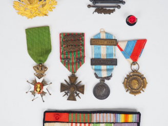 Vente aux enchères Lot de décorations diverses comprenant, une médaille commémorative de 