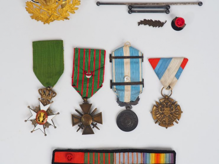 Lot de décorations diverses comprenant, une médaille commémorative de 
