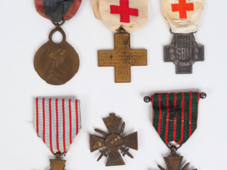 Vente aux enchères Lot de décorations diverses relatives à la carrière d’infirmières mili