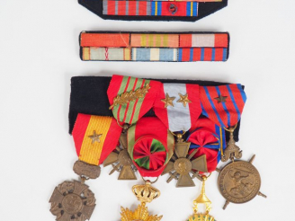 Vente aux enchères Lot de décorations pendantes françaises (2) dont croix de guerre, et C