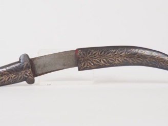 Vente aux enchères Petit poignard « Kandjar » Inde du nord XIXéme (225 mm de long). Montu