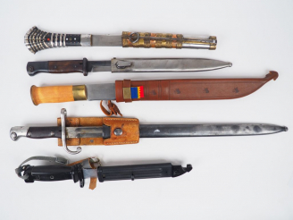 Vente aux enchères Lot de 5 armes blanches dont un poignard probablement tibétain dans so
