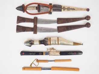 Vente aux enchères Lot de 7 armes blanches diverses dont un poignard de bras touareg, une
