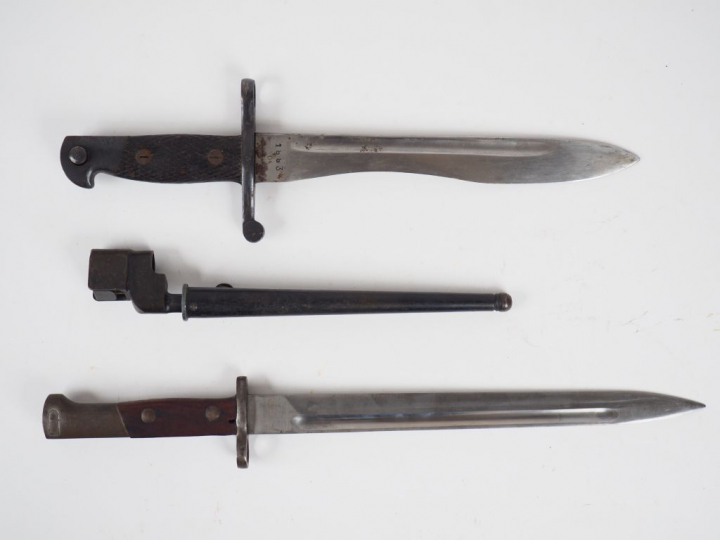 Lot de trois baïonnettes diverses comprenant : une baïonnette Bolo esp