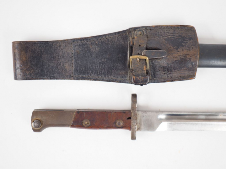 Lot de trois baïonnettes diverses comprenant : une baïonnette Bolo esp