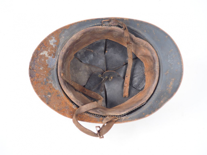 Casque Adrian modèle 15 Infanterie avec son intérieur et sa jugulaire 
