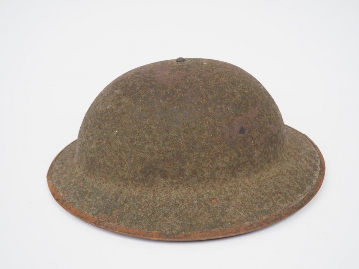 Casque « Tin hat » coque tôle peinte en kaki matifié en mélangeant la 