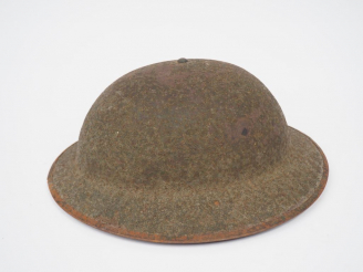 Vente aux enchères Casque « Tin hat » coque tôle peinte en kaki matifié en mélangeant la 