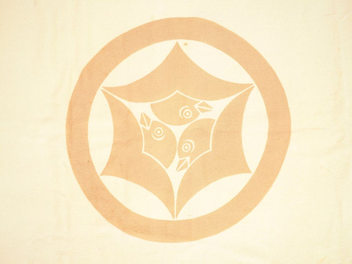 Réplique en tissu crème (soie ?) d’un Shashimono (étendard de clan) ép