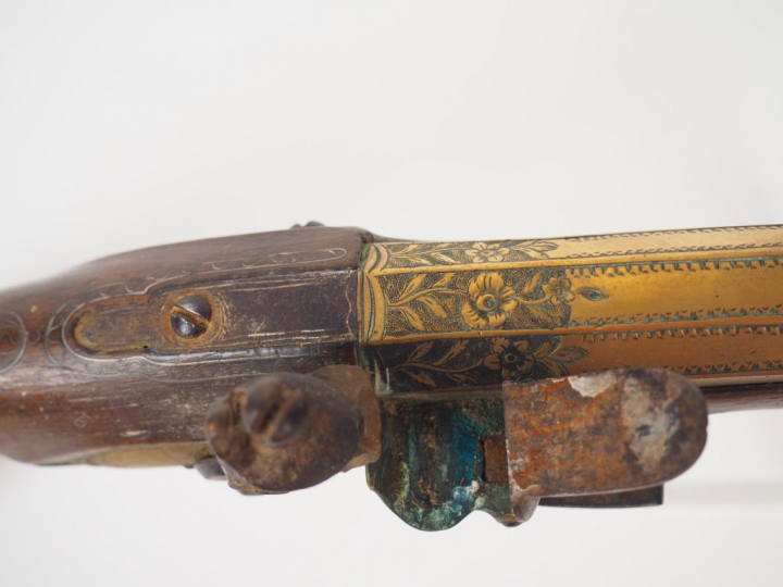 Fort pistolet à silex époque Louis XV, arme montée bronze, tube bronze