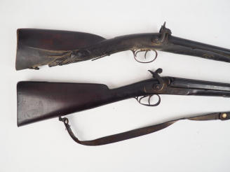 Vente aux enchères Lot de 2 fusils de chasse doubles à percussion, un a platine à l’avant