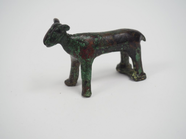 Quadrupède en bronze. Proche-Orient. Ier millénaire av. J.-C. Dim. : 7