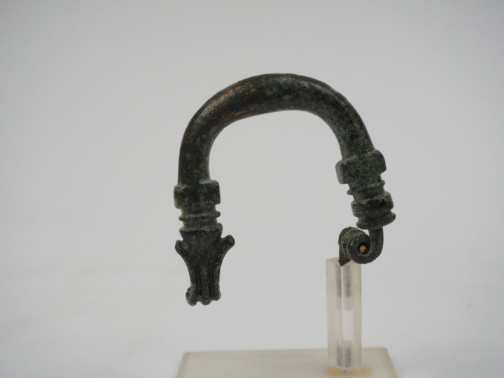 Fibule phrygienne en bronze. Anatolie occidentale, fin VIIIe-VIIe sièc