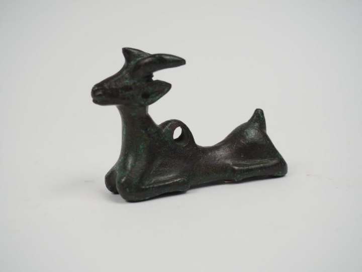 Bouquetin en bronze avec un anneau de suspension. Iran. Luristan. Dim.