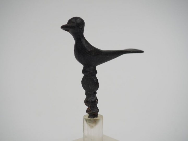 Oiseau en bronze constituant une tête d’épingle. Dim. : 6 x 6.5 cm.