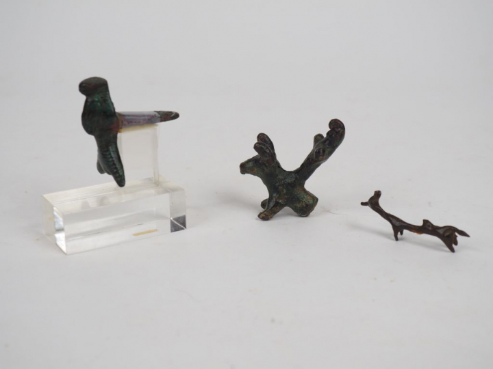 Trois bronzes zoomorphes dont un dieu debout sur un taureau. Orient an