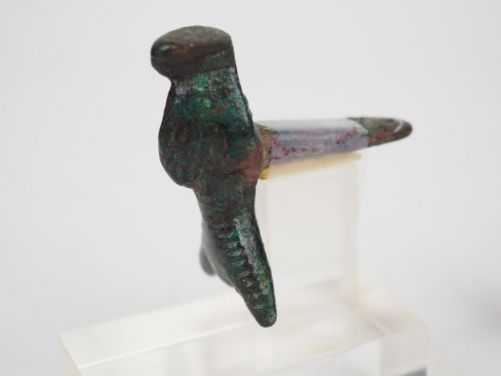 Trois bronzes zoomorphes dont un dieu debout sur un taureau. Orient an