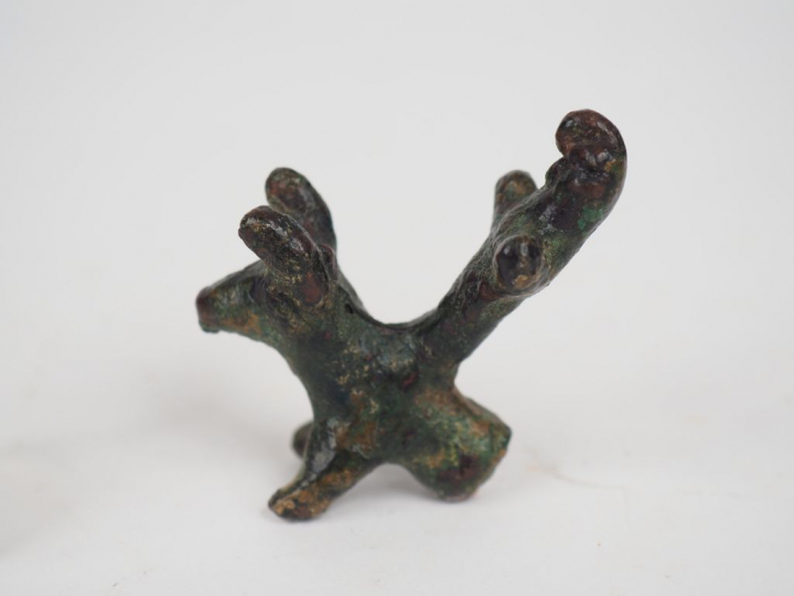 Trois bronzes zoomorphes dont un dieu debout sur un taureau. Orient an