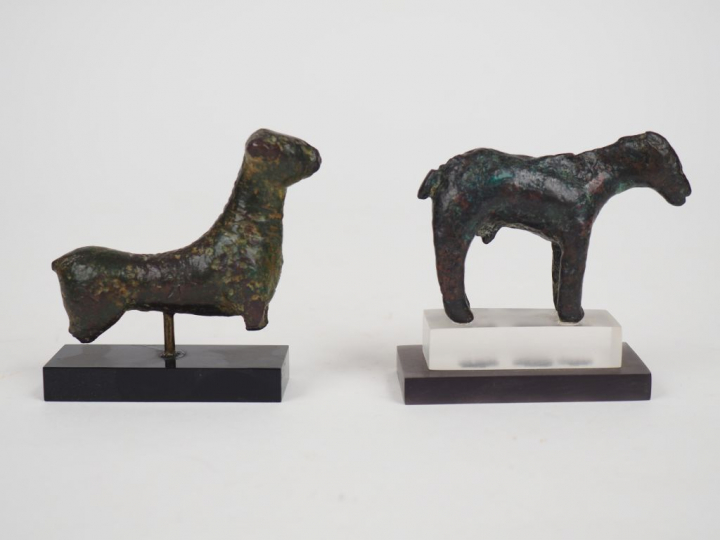 Deux quadrupèdes en bronze. Orient ancien. Ier millénaire av. J.-C. Di
