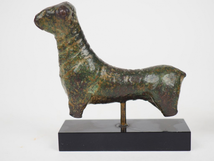 Deux quadrupèdes en bronze. Orient ancien. Ier millénaire av. J.-C. Di