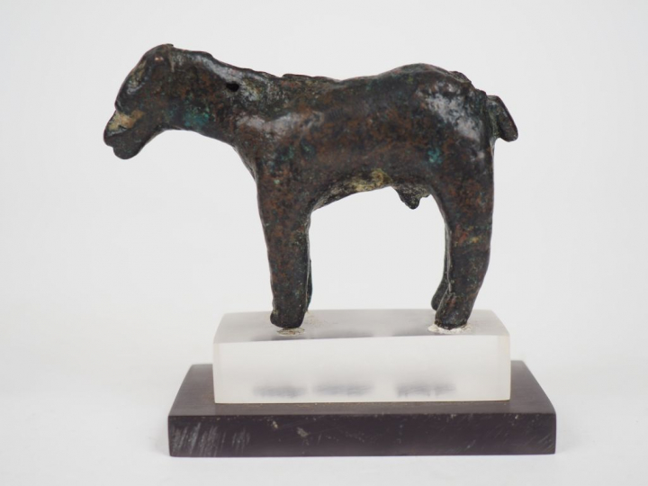 Deux quadrupèdes en bronze. Orient ancien. Ier millénaire av. J.-C. Di