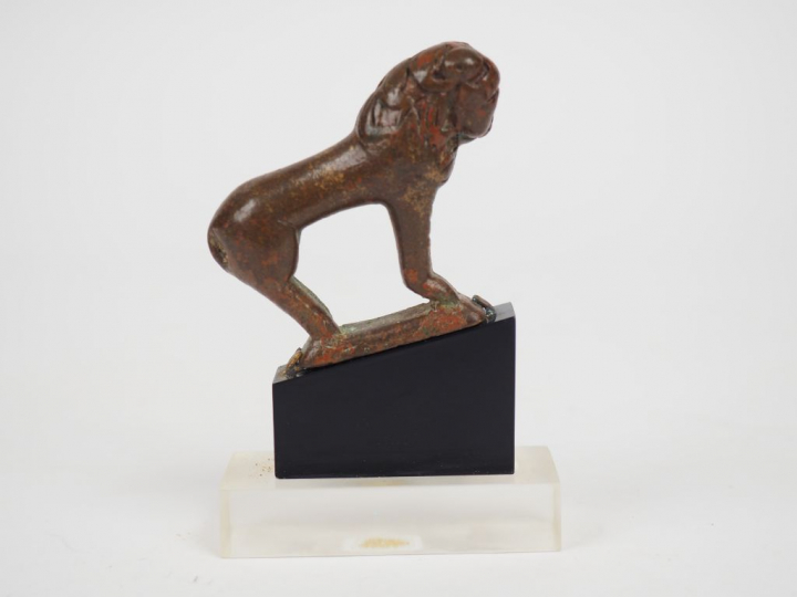Lion en bronze. Orient ancien. Ier millénaire av. J.-C. Dim. : 5,5 x 7