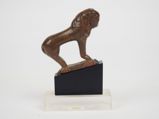 Vente aux enchères Lion en bronze. Orient ancien. Ier millénaire av. J.-C. Dim. : 5,5 x 7