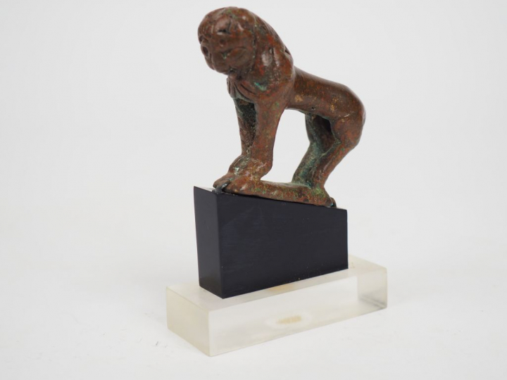 Lion en bronze. Orient ancien. Ier millénaire av. J.-C. Dim. : 5,5 x 7