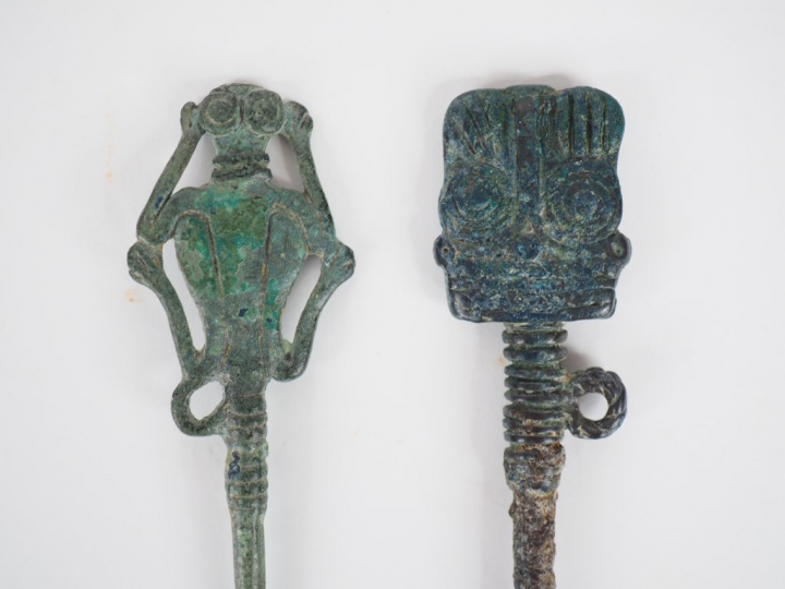 Deux épingles en bronze et fer du Luristan aux têtes décorées de motif