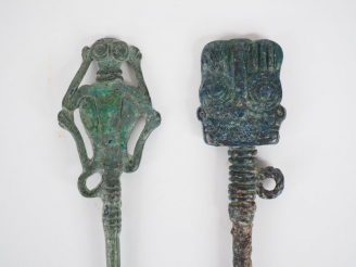 Vente aux enchères Deux épingles en bronze et fer du Luristan aux têtes décorées de motif