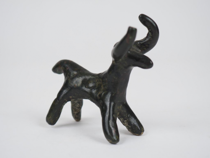 Bouquetin ou taureau en bronze. Orient ancien.  Dim. : 6.5 x 7 cm.