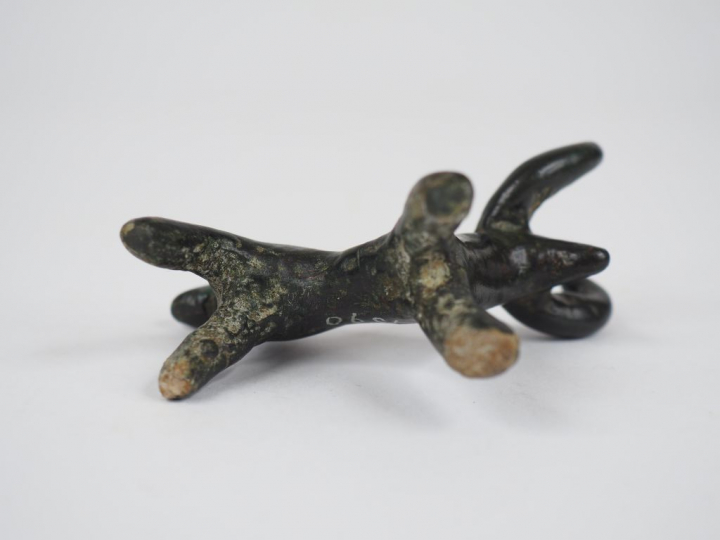 Bouquetin ou taureau en bronze. Orient ancien.  Dim. : 6.5 x 7 cm.