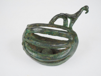 Vente aux enchères Grelot ovoïde surmonté d’un oiseau et d’un anneau de suspension. Luris