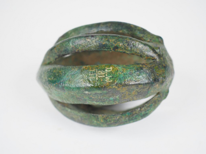 Grelot ovoïde surmonté d’un oiseau et d’un anneau de suspension. Luris