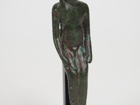 Statuette en bronze d’Harpocrate assis, avec sa mèche de cheveux carac