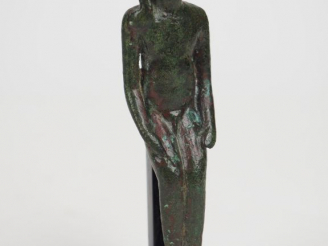 Vente aux enchères Statuette en bronze d’Harpocrate assis, avec sa mèche de cheveux carac