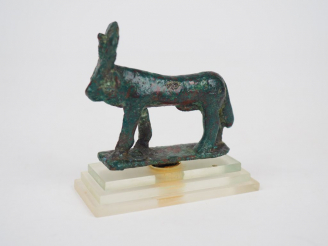 Vente aux enchères Taureau Apis en bronze. Egypte. Basse Epoque (664-332 av. J.-C.). Dim.