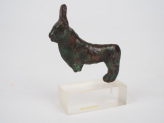 Vente aux enchères Taureau Apis en bronze. Egypte. Basse Epoque. Pattes avant manquantes.