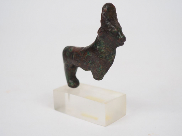 Taureau Apis en bronze. Egypte. Basse Epoque. Pattes avant manquantes.