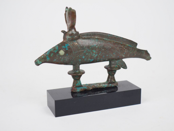 Statuette en bronze du poisson oxyrhynque coiffé du disque hathorique.