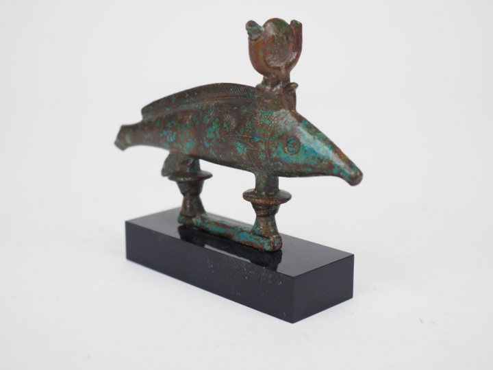 Statuette en bronze du poisson oxyrhynque coiffé du disque hathorique.