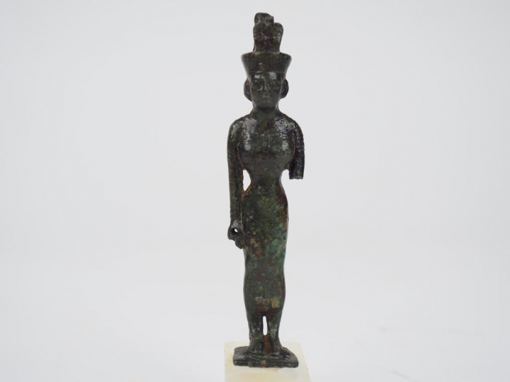 Statuette en bronze de la déesse Neith debout sur une base rectangulai
