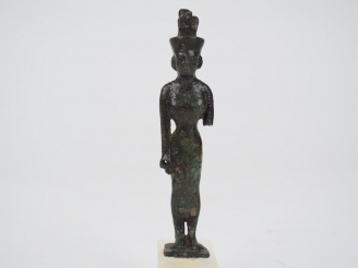 Vente aux enchères Statuette en bronze de la déesse Neith debout sur une base rectangulai