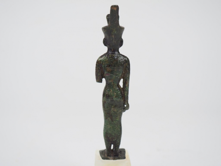 Statuette en bronze de la déesse Neith debout sur une base rectangulai